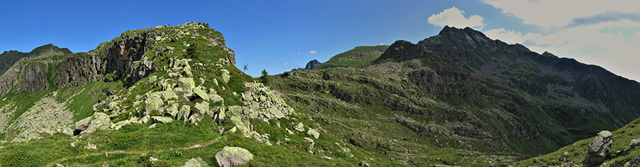 Vista panoramica dal sent. 270A nel tratto finale in salita verso la Cima di Mezzeno